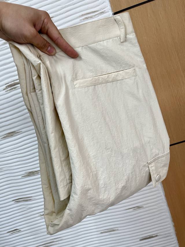 巴宝莉 男士精品休闲裤 顶级面料休闲裤，最新款上身版型无敌正！ 绝对可以闭眼收的一款 此款裤子非常百搭，弹力腰围,日常上班 户外运动都可以穿着，是时尚休闲与户外