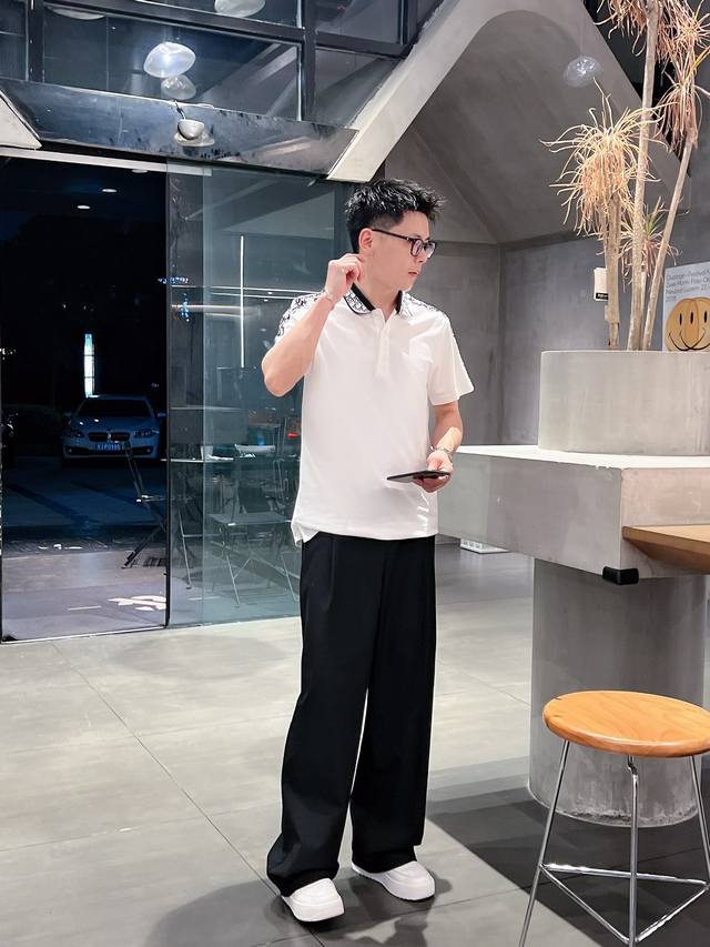 Dir*合身版型M-Xxxl 顶级黑白双色侧边织带胸前刺绣小标polo翻领短袖，潮流简约款细致工艺专柜面料，经典元素融合打造，经典短袖3标齐全，潮男时尚，无论是