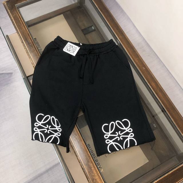 Cloewe 罗意威 2025最新款休闲短裤，定制面料 ～下摆两侧品牌标识刺绣Logo设计！款式简单又不失档次三标齐全、透气舒适度高，细节无可挑剔，品牌元素设计