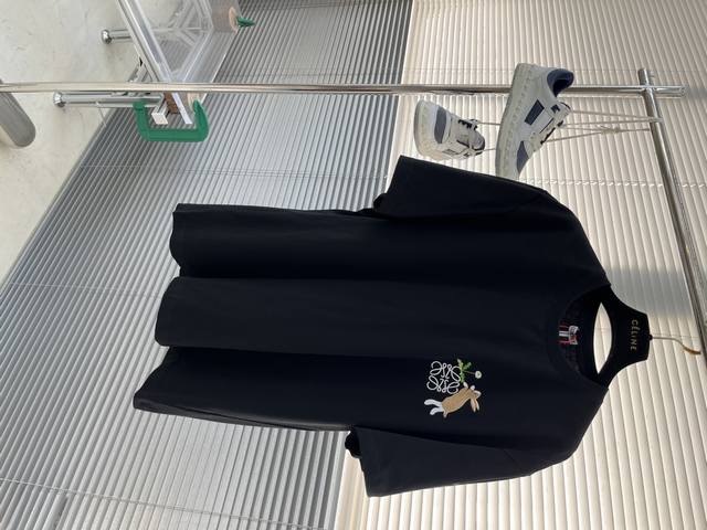 Loew X Suna Fujita 刺绣短袖 定制灰缎雅韵棉 细腻柔软 舒适贴肤 Loew X Suna Fujita 合作系列作品 胸前标志性 Loew A