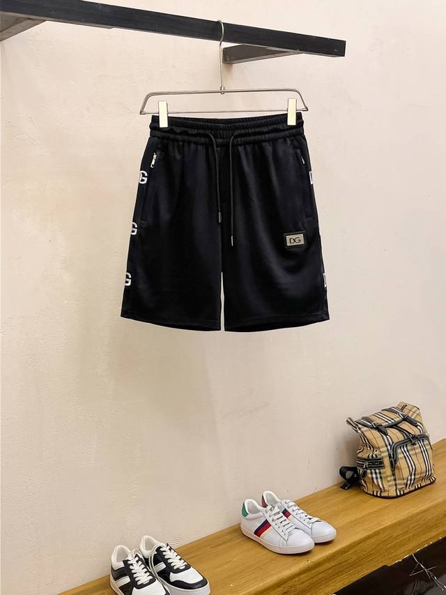 Dg 2025春夏新款男士休闲短裤 高端货简洁时尚大方 定制原版进口面料 简洁利落又清爽 品质做工细节经得起任何形式检验简约大方百搭款 上身优雅帅气，焕然一新的