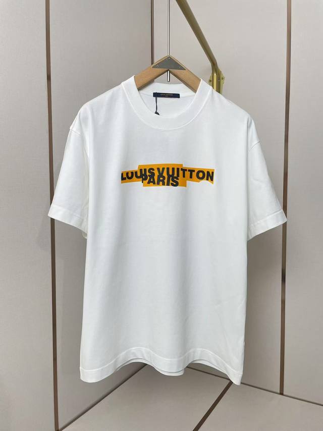 Lv 新品走秀款T恤 胸前后福 植绒+硅胶植绒错乱字母 非常独特吸引眼球 肩部通肩压条 280克纯棉面料舒适透气 黑白双色 男女同款 码数S-Xxl