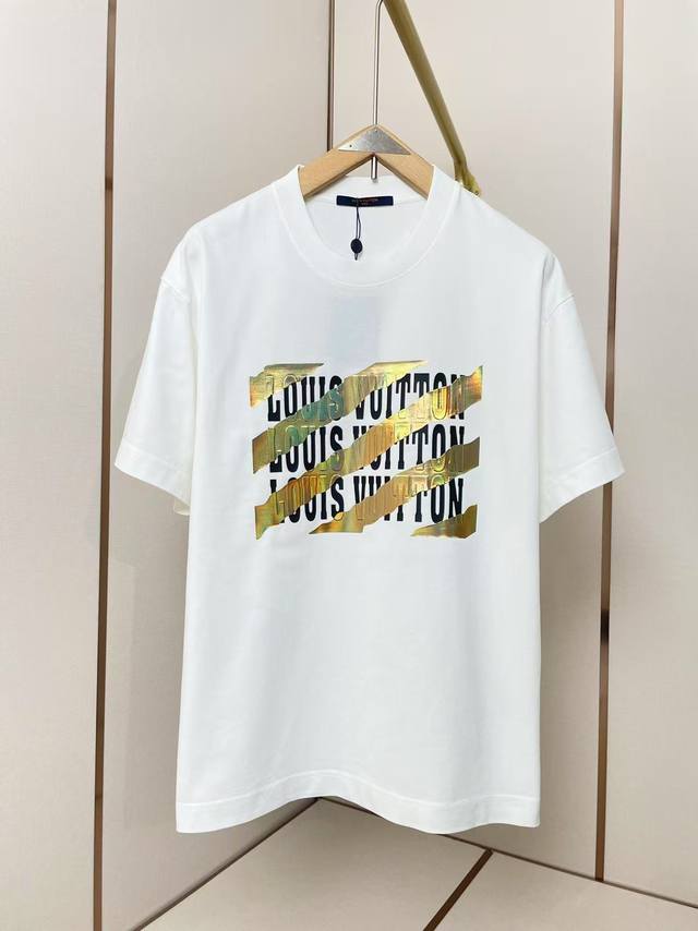 Lv新款遮挡字母T恤 3D立体硅胶字母 凹凸有型 个性十足 肩部通肩压条 280克纯棉面料舒适透气 黑白双色 男女同款 码数S-Xxl
