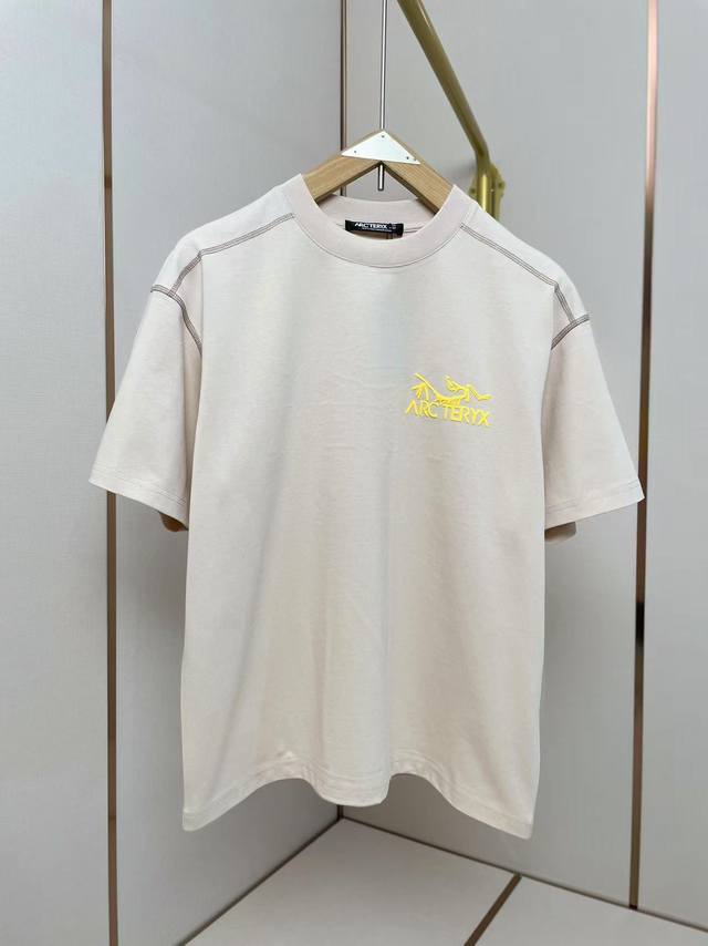 始祖鸟新款立体硅胶印花T恤 经典明线拼接设计 纯棉面料Os版型 黑色 杏色 男女同款 码数S-Xxl