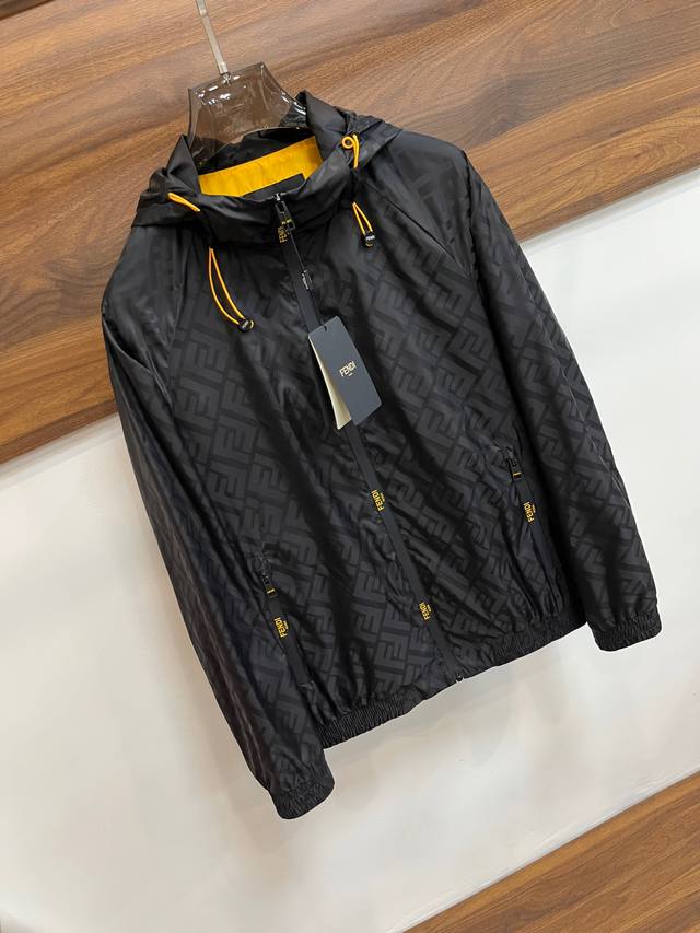 主推 Fendi 2025Ss早春新款发布芬迪连帽夹克外套，春季爆款外套，穿上就是舒适自在又显瘦的存在，慵懒而随性，结合干净简单的色系就特别耐看，适合日常穿着~
