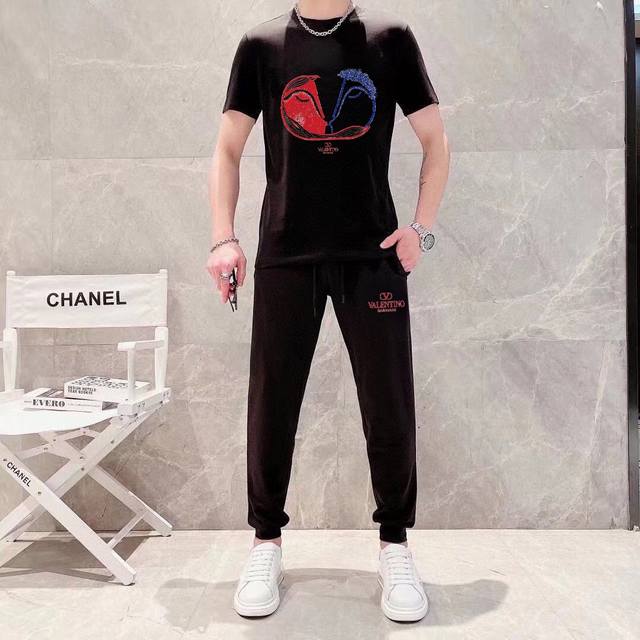直 Valentino 华伦天奴 胖子福音 2025官网同款.世界知名奢侈品牌.夏季男士 双丝光 高品质货套装 采用进口原单面料 ，当季时尚潮流款，百搭爆款。简