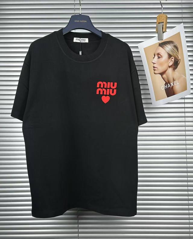 Miu Miu新款硅胶字母Logo 面料采用270克纯棉面料 手感超级舒服 时尚又个性 超级百搭好看的一款T恤 人手必备款 包装 吊牌 领标 水洗麦 齐全 颜色