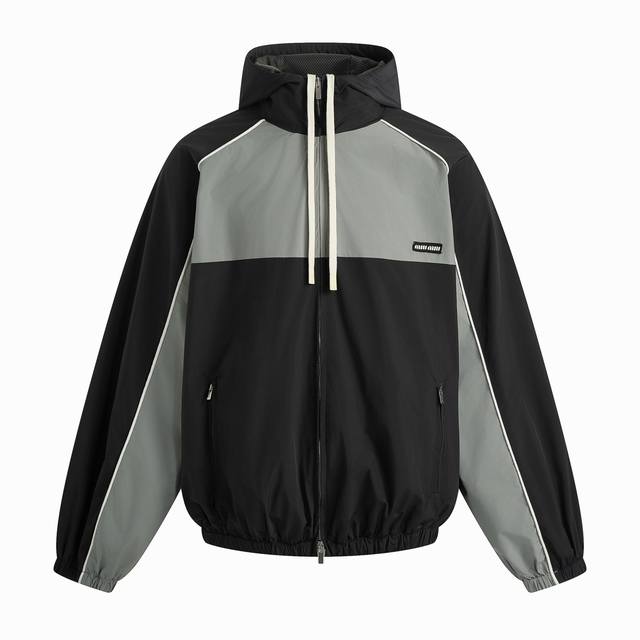 独家品质出货 经销价格 p70Ss 梭织拼色拉链冲锋衣外套 关于面料： 梭织拼色主体，高密尼龙塔丝隆，采用30D 72超细旦纱线，经平纹+斜纹复合织造，表面做耐