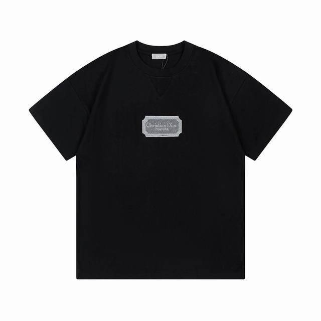 Dior 迪奥 银标刺绣短袖T恤 面料采用21支320克的双股赛络纺布 手感顺滑不易变形 工艺采用田岛刺 绣精密度高达5W针 立体且清晰 男女同款系列 颜色.黑