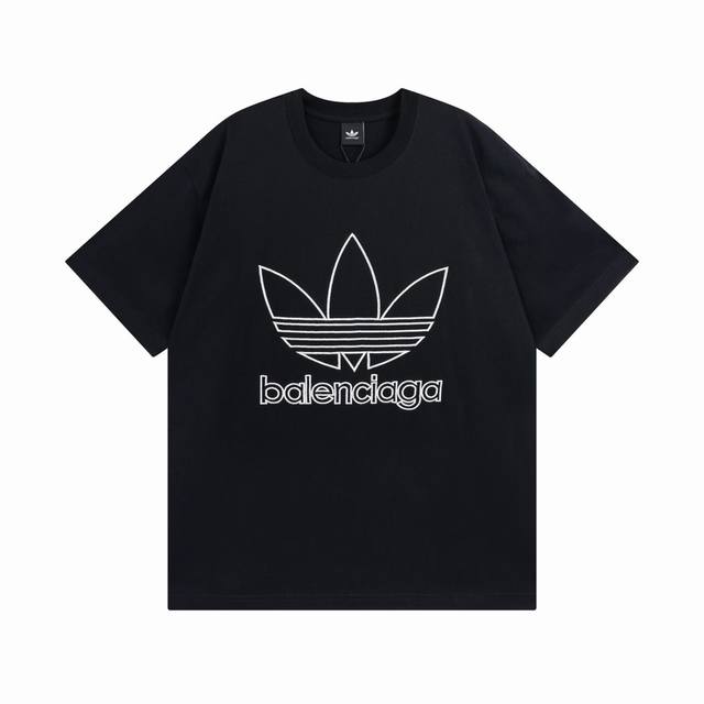 Balenciaga X Adidas 巴黎世家联名三叶草墨绿刺绣短袖T恤 采用280G平纹精梳棉双纱 无尘蚀毛工艺处理布面 26支双股圆筒织机螺纹 水洗面料进