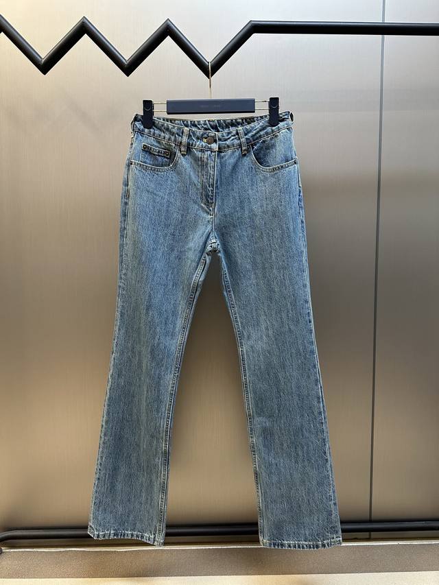 Lv 航海系列 修身牛仔裤 女装 本款牛仔裤选用丹宁布塑就修身廓形，瞩目明线烘托结构观感。后袋的固定环含蓄展露工装风范。右侧映现由绳索诠释的Lv字母，以妙趣笔触