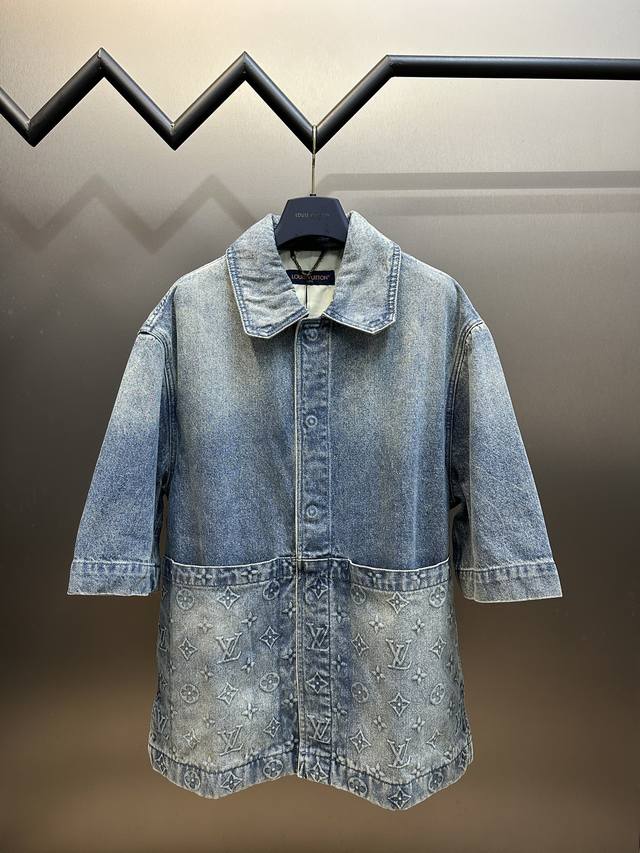 Lv 经典压花浮雕字母牛仔衣 整体采用Monogram标识压花元素，轻微做旧的浅蓝色水洗处理，原版定制五金，搭配Lv皮牌标签，多次洗水调整。 Size：46.4
