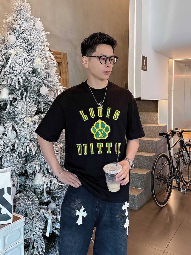 Lv 2025春夏新款首发专柜最新款短袖圆领T恤 高端订制 设计前卫时尚！品牌Logo重工艺设计 高端定制丝光云朵棉面料.手感柔软.穿着舒适.专柜级别精致车线.
