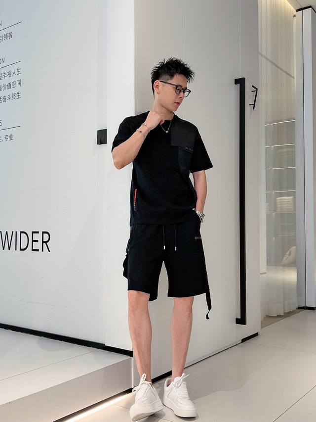 直 品牌 prada 普拉达 圆领短袖短裤套装 纯棉面料上身不会闷热，爽滑舒适的亲肤效果更加透气，面料自带肌理感 经典徽标工艺 独有的角度全新演绎 时尚百搭首选