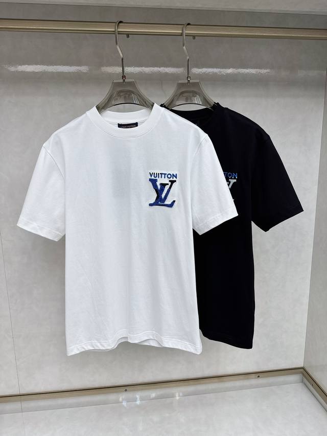 Lv 2025早春新款男女同款短袖T恤，！定制专属纯棉面料，定制原版工艺螺纹，胸前重工字母Logo工艺设计！简约大方，从容百搭，档次极高，完美融入时尚还有风情感