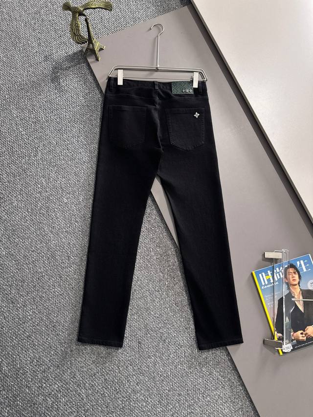 Lv2025四季款修身牛仔裤长裤，采用进口客供日本Denim平纹棉质牛仔面料梭织生产，三标齐全，简约不失大气，柔软细腻舒适，上身百搭时尚 码数：28-38 下单