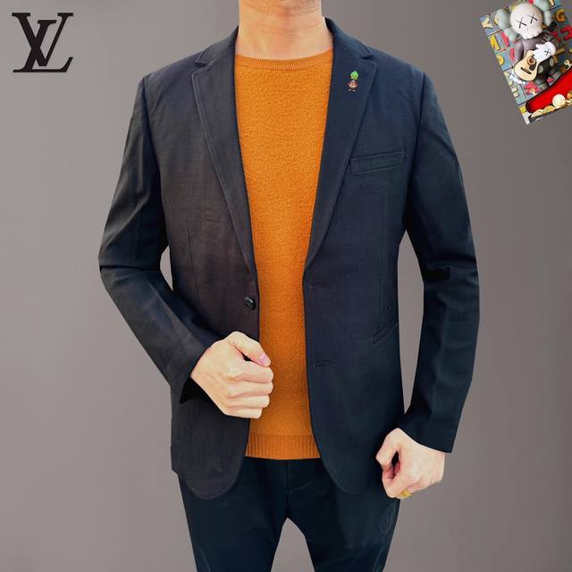 高版本 Lv 2025Ss欧洲专柜主打系列。男士修身西服 ，采用进口羊毛面料 ，面料超级牛逼上身潇洒大气 ，贵气十足！男神必备码数:M-Xxxl 下单请报身高体
