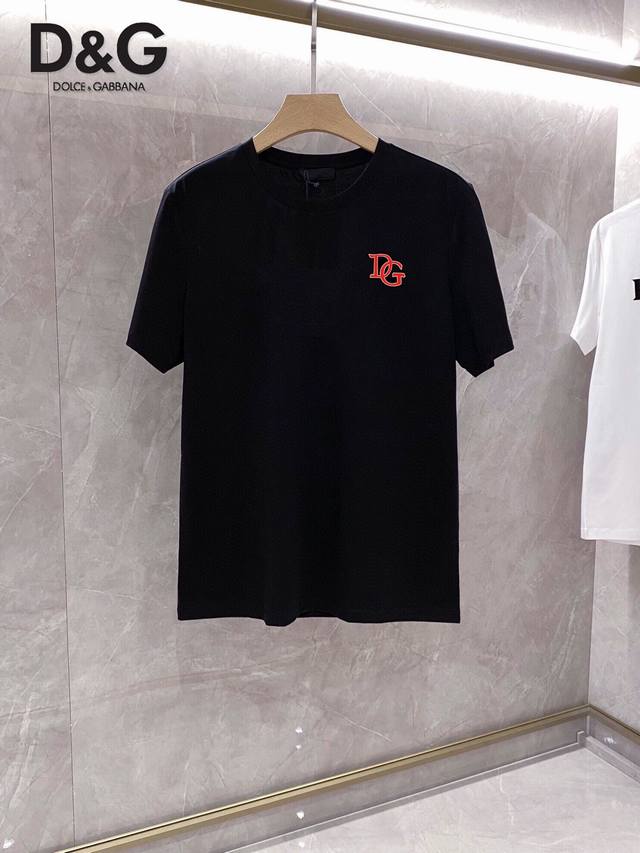 D&G 2025最新男士高端好货，胸前字母徽标印花图案增添活力感！最经典一目了然的干净与纯粹的结合.必入款推荐！选用双股丝光面料制成 纹理清晰，尽显高端奢华品质