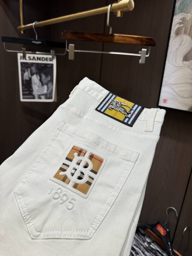 Bur25S春夏男士直筒牛仔裤.......棉质牛仔面料打造 质地柔软又不失筋骨，手感干爽有韧性 经典的标志性浮雕徽标，灵魂般的点缀 各项指标皆为上品，自然带来