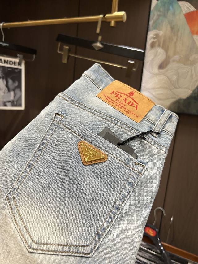 pra25S春夏男士休闲牛仔裤.......棉质牛仔面料打造 质地柔软又不失筋骨，手感干爽有韧性 经典的标志性品牌徽标，灵魂般的点缀 各项指标皆为上品，自然带来