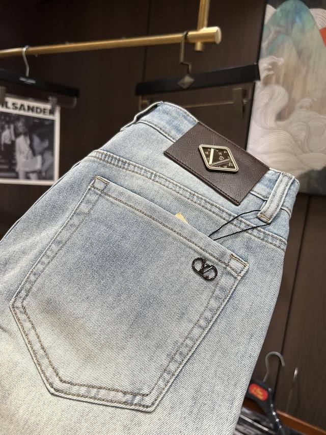 Lv25S春夏男士休闲牛仔裤.......棉质牛仔面料打造 质地柔软又不失筋骨，手感干爽有韧性 经典的标志性品牌徽标，灵魂般的点缀 各项指标皆为上品，自然带来极