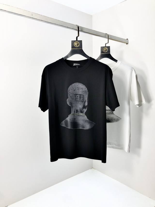 巴黎世家。2025春夏新品时尚圆领短袖高级定制百搭款式！更有实用感 任何人都可以轻松驾驭 采用莫代尔氨纶面料制作，奢华经典品牌Logo设计，H非常显档次懂货的必