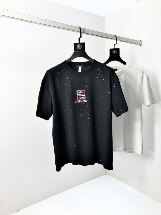 纪梵希。2025春夏新品时尚圆领短袖高级定制百搭款式！更有实用感 任何人都可以轻松驾驭 采用莫代尔氨纶面料制作，奢华经典品牌Logo设计，H非常显档次懂货的必须