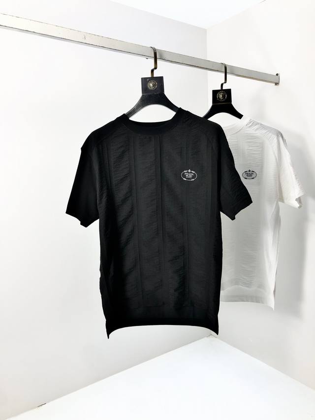 普拉达。2025春夏新品时尚圆领短袖高级定制百搭款式！更有实用感 任何人都可以轻松驾驭 采用莫代尔氨纶面料制作，奢华经典品牌Logo设计，H非常显档次懂货的必须