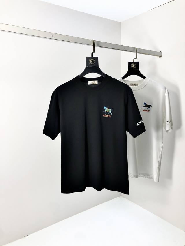 爱马仕。穿200斤。宽松版 顶级货品2025春夏新款首发专柜最新款短袖圆领T恤 高端订制 设计前卫时尚！品牌Logo重工艺设计 高端定制天丝面料.手感柔软.穿着