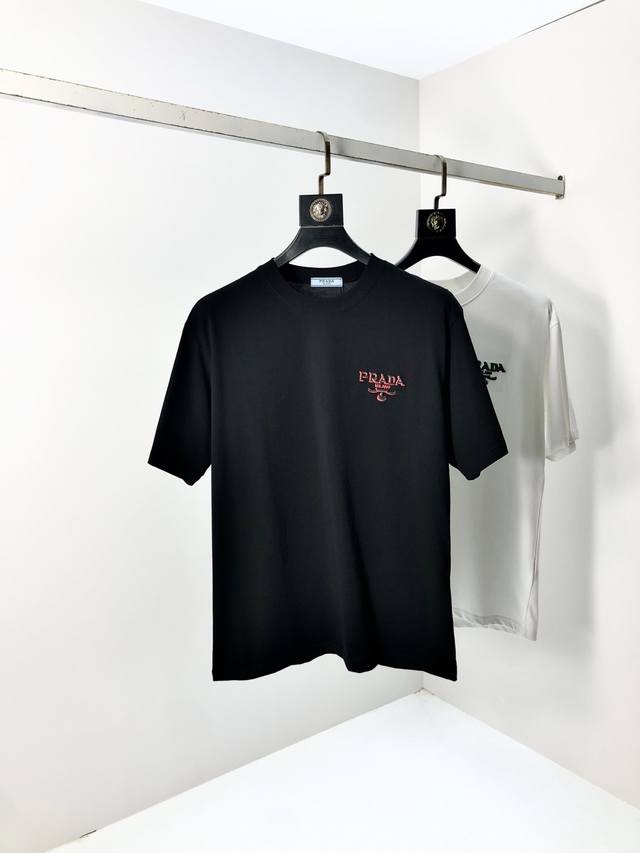 普拉达。穿200斤。宽松版 顶级货品2025春夏新款首发专柜最新款短袖圆领T恤 高端订制 设计前卫时尚！品牌Logo重工艺设计 高端定制天丝面料.手感柔软.穿着