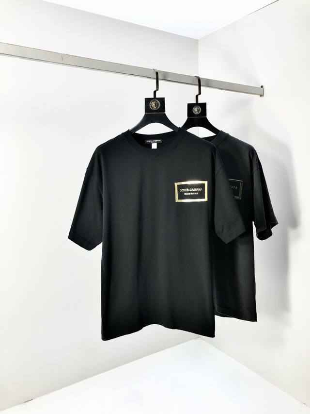 D&G。顶级货品2025春夏新款首发专柜最新款短袖圆领T恤 高端订制 设计前卫时尚！品牌Logo重工艺设计 高端定制原版欧棉面料.手感柔软.穿着舒适.B专柜级别