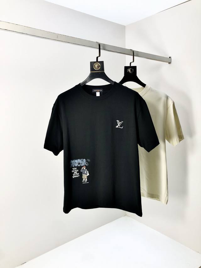Lv。顶级货品2025春夏新款首发专柜最新款短袖圆领T恤 高端订制 设计前卫时尚！品牌Logo重工艺设计 高端定制原版欧棉面料.手感柔软.穿着舒适.B专柜级别精