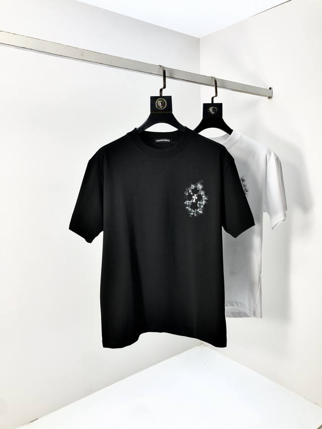 克罗心。2025春夏新款 字母Logo圆领短袖T恤，春夏休闲穿搭必不可少，原版纯棉面料。完完全全体现在高级审美的做工上，做工更是精致大气，Z立体感超强，非常惊艳