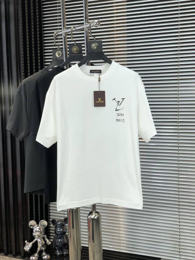 Lv。顶级货品2025春夏新款首发专柜最新款短袖圆领T恤 高端订制 设计前卫时尚！品牌Logo重工艺设计 高端定制原版欧棉面料.手感柔软.穿着舒适.B专柜级别精