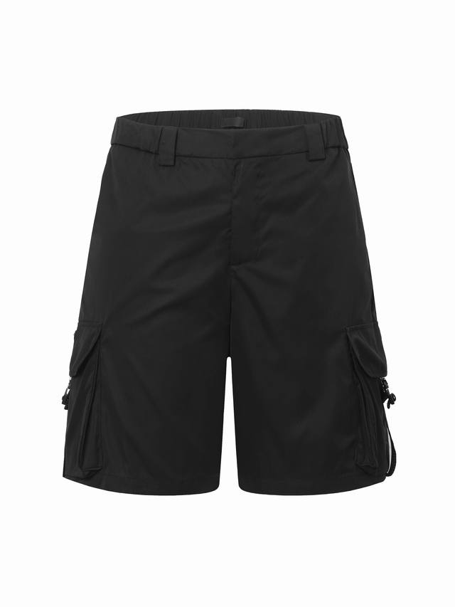 prada 普拉达* 百慕大尼龙工装短裤 主料再生环保尼龙面料，侧面两侧带盖口袋，开模定制新款金属刻字锁扣，经典五金三角形皮标珐琅Logo，满满的高级感，后饰有
