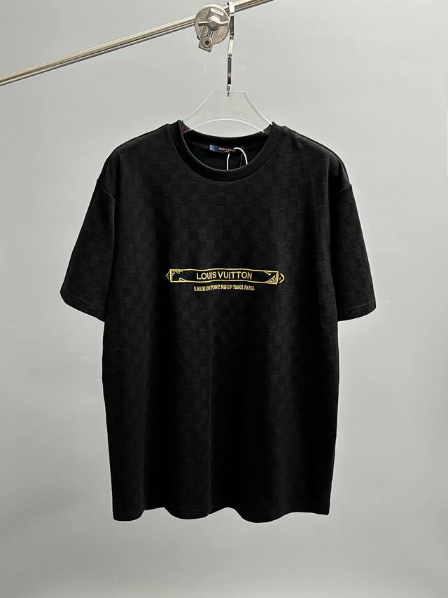 Lv 3D刺绣短袖 本款T恤为胸前采用康丽绣花，再以手写体路易威登标识点明品牌身份。Marque L.Vuitton DéposéE 标签栖身后部，考究笔触可轻