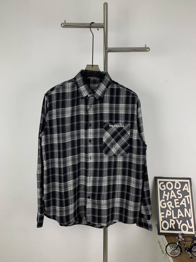 款号G728 只有卡其色了 新款巴黎新款爆火磨毛衬衫Balenciaga24Ss后背字母印花Logo色织格子衬衫上衣 1手感舒适柔软，拥有既织物不褶皱的特性！