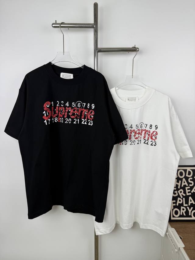 款号X48 Mm6 Supreme 联名 25Ss新款印花T恤短袖 此款前幅双Logo工艺采用了过胶印和拉浆的结合，看似简单的款式，实际在双重工艺的结合上，不是