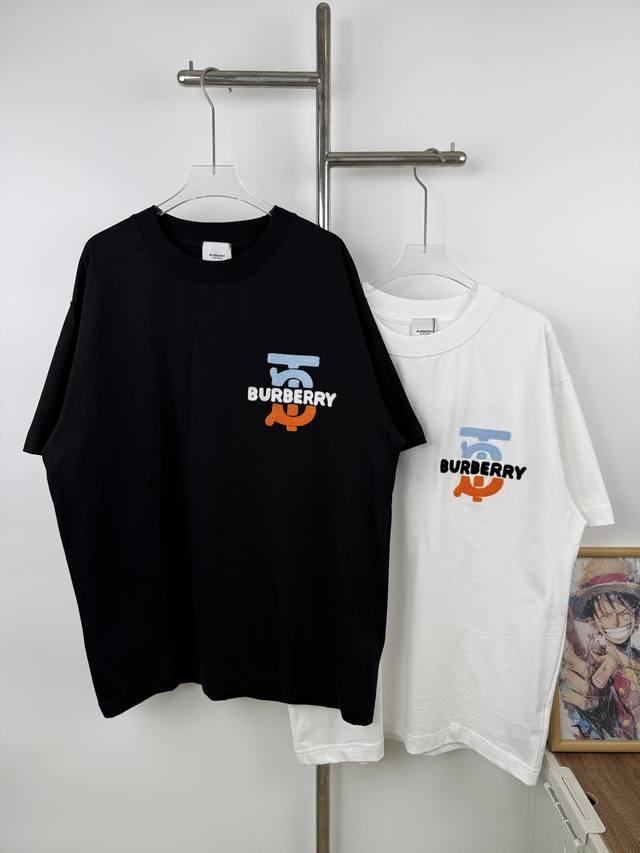款号X30 Burberry 巴宝莉Bbr经典Tb胸口Logot恤短袖 看到这款的短袖真的瞬间被圈粉了，这雾霾色彩字Tb真的是太好看啦，相比彩字Tb那款，这个雾