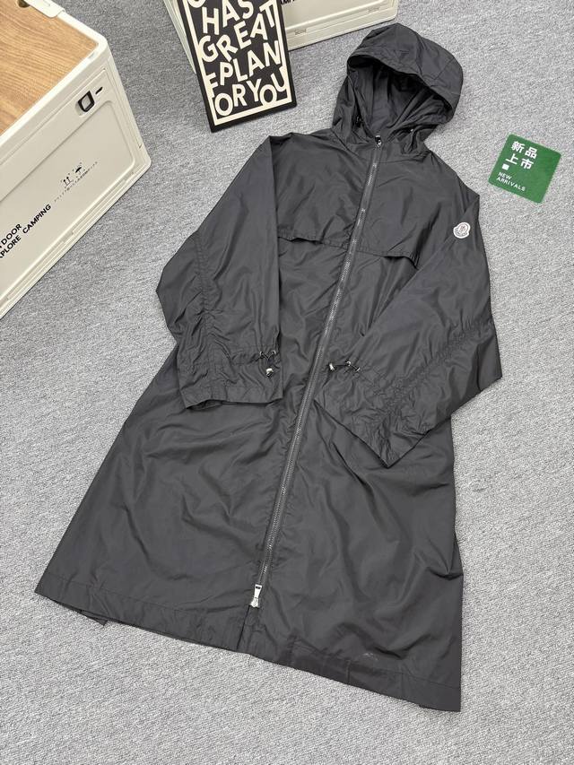款号A36 Moncler 蒙口新款女士长款带帽风衣外套 一件值得你的长款风衣！ 对于喜欢休闲、既定穿衣风格的人来说，经典款永远是最佳的选择，没有太多浮夸的设计