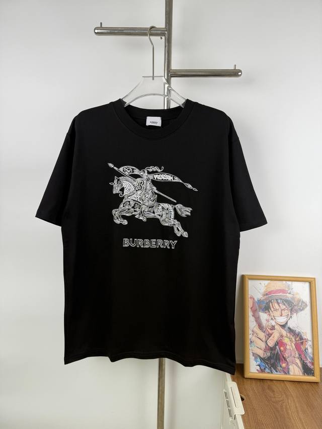 款号G616 新款Bbr巴宝莉24Ss最新刺绣立体战马短袖，绣花采用立体工艺，高密度针数，官网同步，专柜纯棉面料！贴肤舒适，耐看又好穿，经典简约Logo设计，原