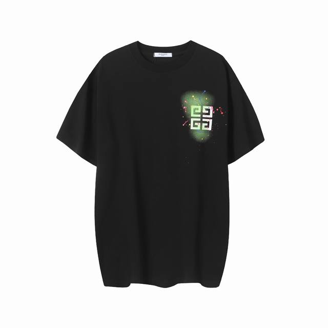 款号G674 新款Givenchy纪梵希新款彩色绿色喷印短袖T恤男女同款 辅料：开模原版过鉴定领标100%真丝洗水标。正品代购级原版吊牌配套吊绳3D吊粒原版包装