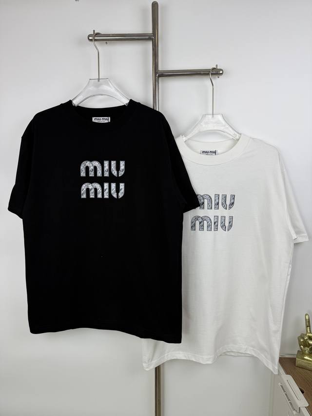 款号A12 新款Miumiu新款字母T恤 细节精致，彰显品质，时尚撞色，题升整体视觉笑果。珠地棉材质，透气舒适，适合秋季穿着。系穿搭风格，时尚有格调原样开发 证