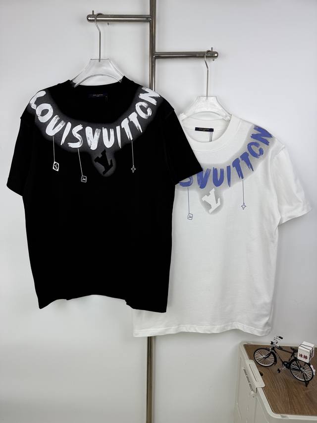 款号A5 Louisvuitton 驴家经典涂鸦印花Logo图案圆领半袖T恤短袖 男女同款 情侣款 宽松版型 颜色：黑色 白色 尺码：Xs S M L
