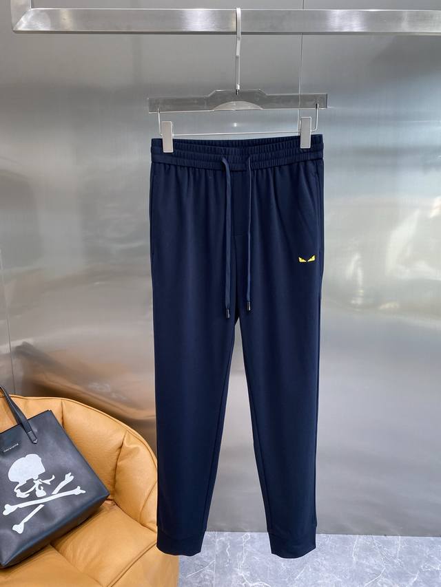 芬家 Fendi萌趣休闲裤 抽绳式的腰部设计，能轻松调节松紧，穿着超级舒适 裤身上亮眼的黄色小怪兽眼睛图案，瞬间增添了俏皮感，让人眼前一亮。面料柔软亲肤，还很透