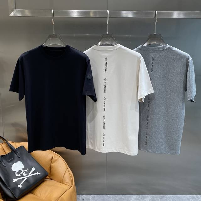 蒙家 蒙口T恤超有格调 简约，背面竖向排列的“Moncler”品牌标识，独特又吸睛 袖口处的黑色点缀，增添了细节感。面料柔软舒适，M-3Xl 隔天