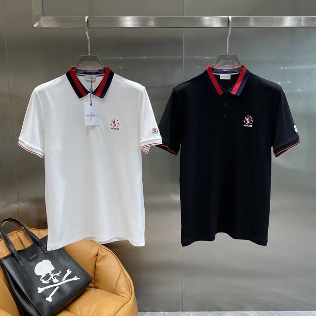 蒙家 蒙口polo衫简约大气，领口红与深蓝相间的条纹，时尚又亮眼，袖口的红边设计增添细节感 胸口处精致的品牌标识，彰显独特品味。M-3Xl 隔天