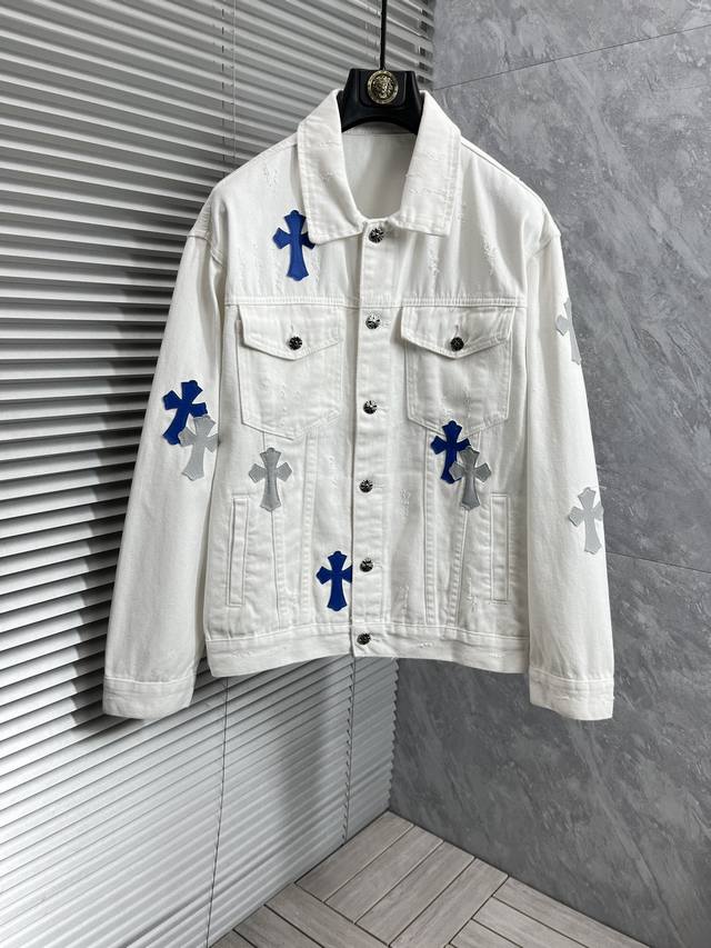 克罗‘’Ss25早春新款牛仔外套。采用客供高密度精材质面料，软糯亲肤，立挺有型，品牌字母Logo，满满的时尚感；适合多种穿搭风格；一款不挑年纪的外套。码数：M-