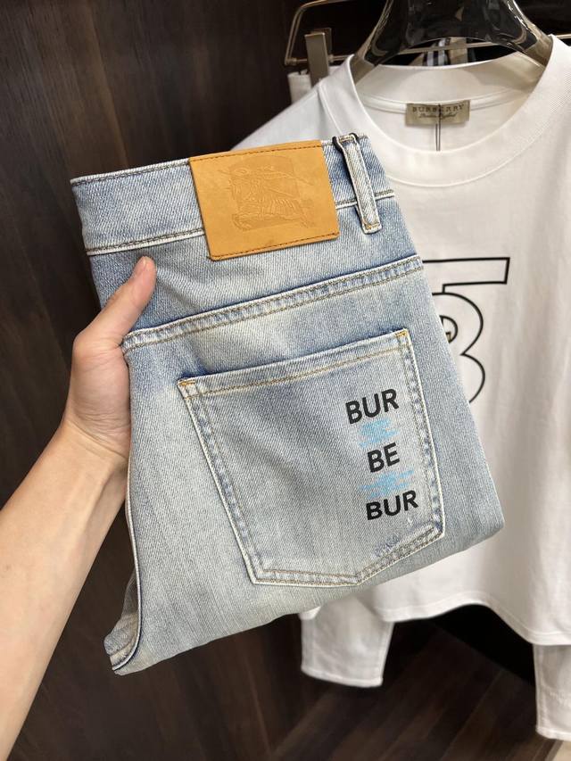 Burberry 独家专供新款巴宝莉潮男时尚休闲牛仔裤，高端欧版原单裤子，潮流时尚休闲裤子 透气舒适度高，细节无可挑剔，品牌元素设计理念，体现高品质。呈现休闲裁