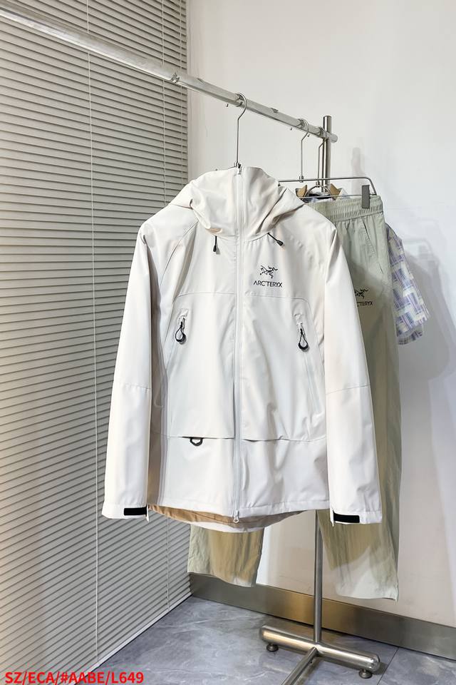 L649 Szarctery、春夏秋新款Gamma Hoody 软壳连帽 这款轻薄软壳面料防泼水，富有弹性且透气。剪裁简洁，可内搭轻薄衣物，拼接设计使穿着自如。